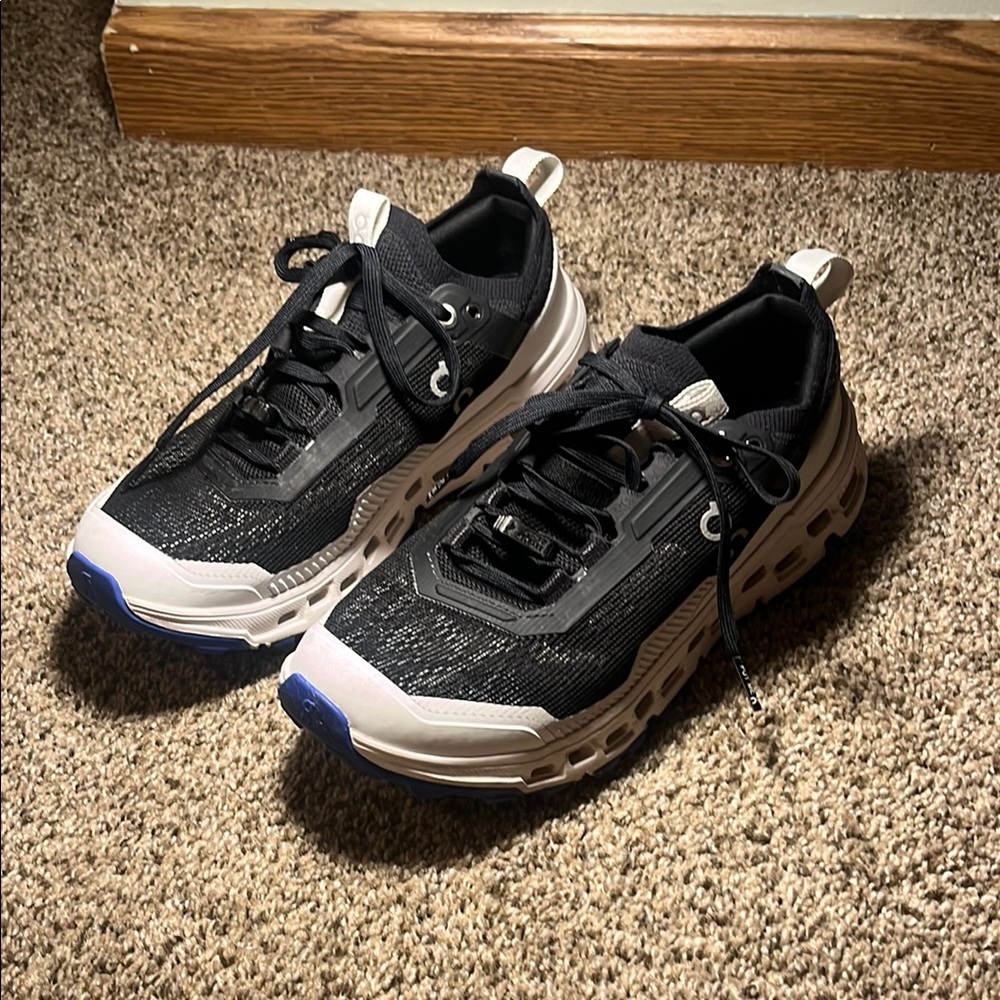 On Cloud Woman’s Running Shoes. Size 7